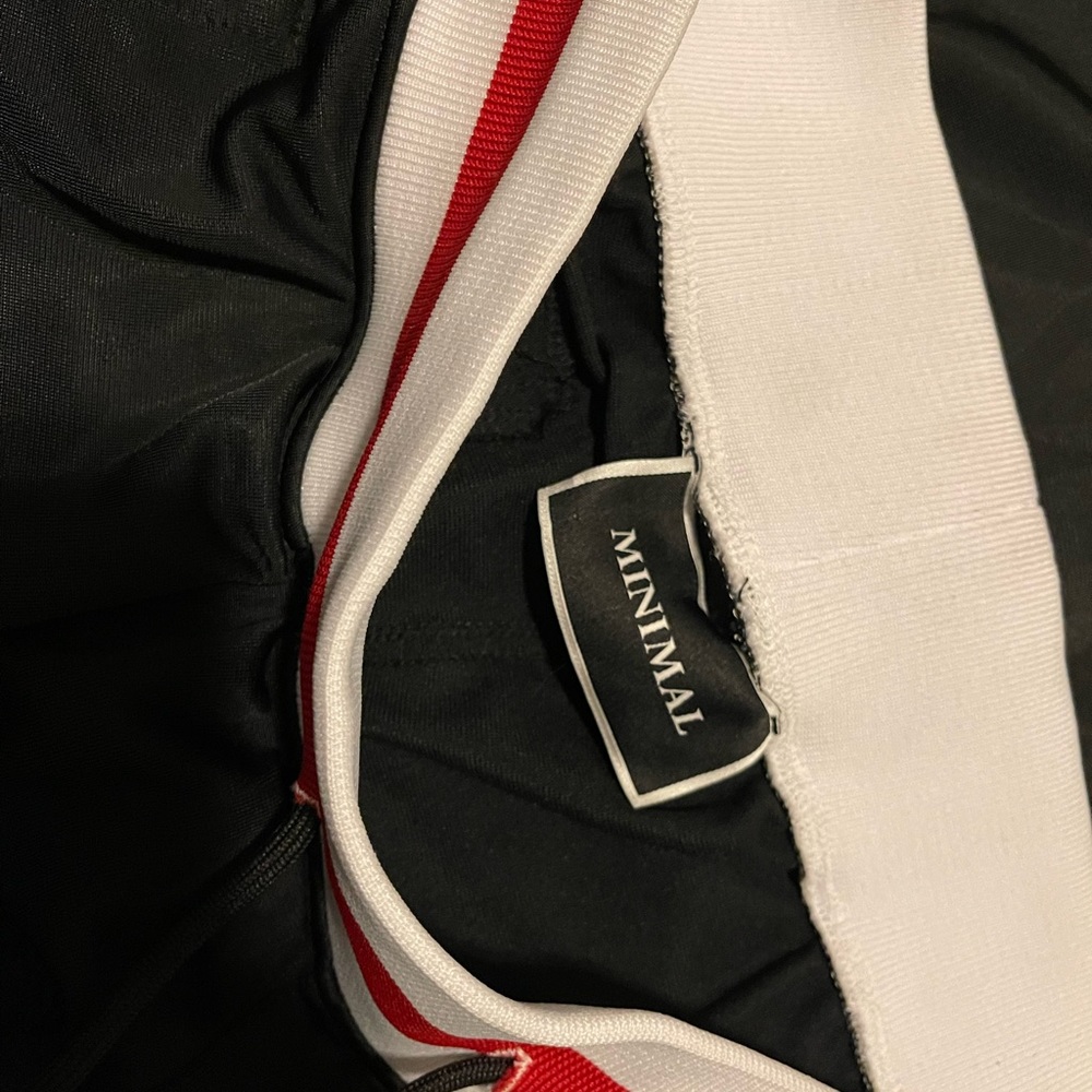 Minimal Shorts - Picture 3 of 4
